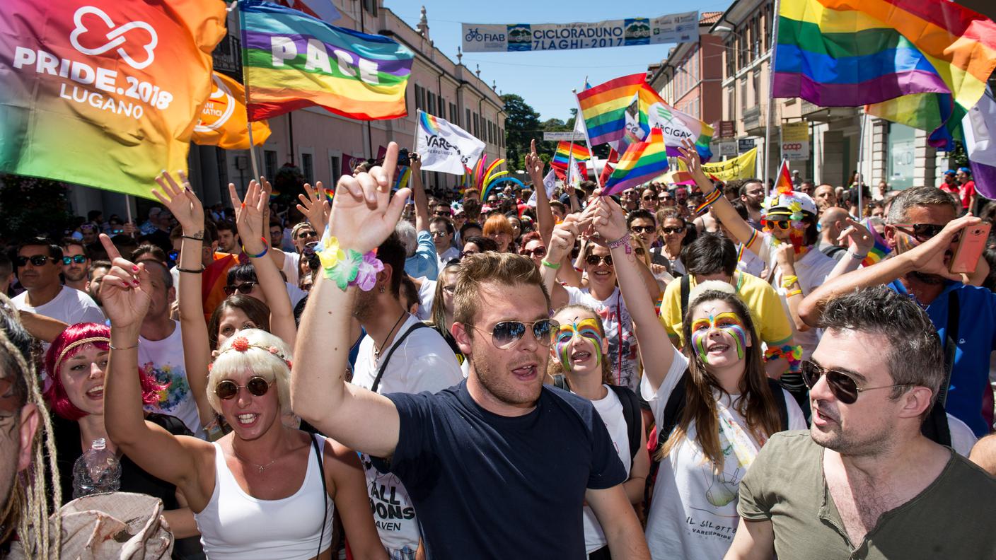 Il corteo per i diritti LGBT nel centro di Varese