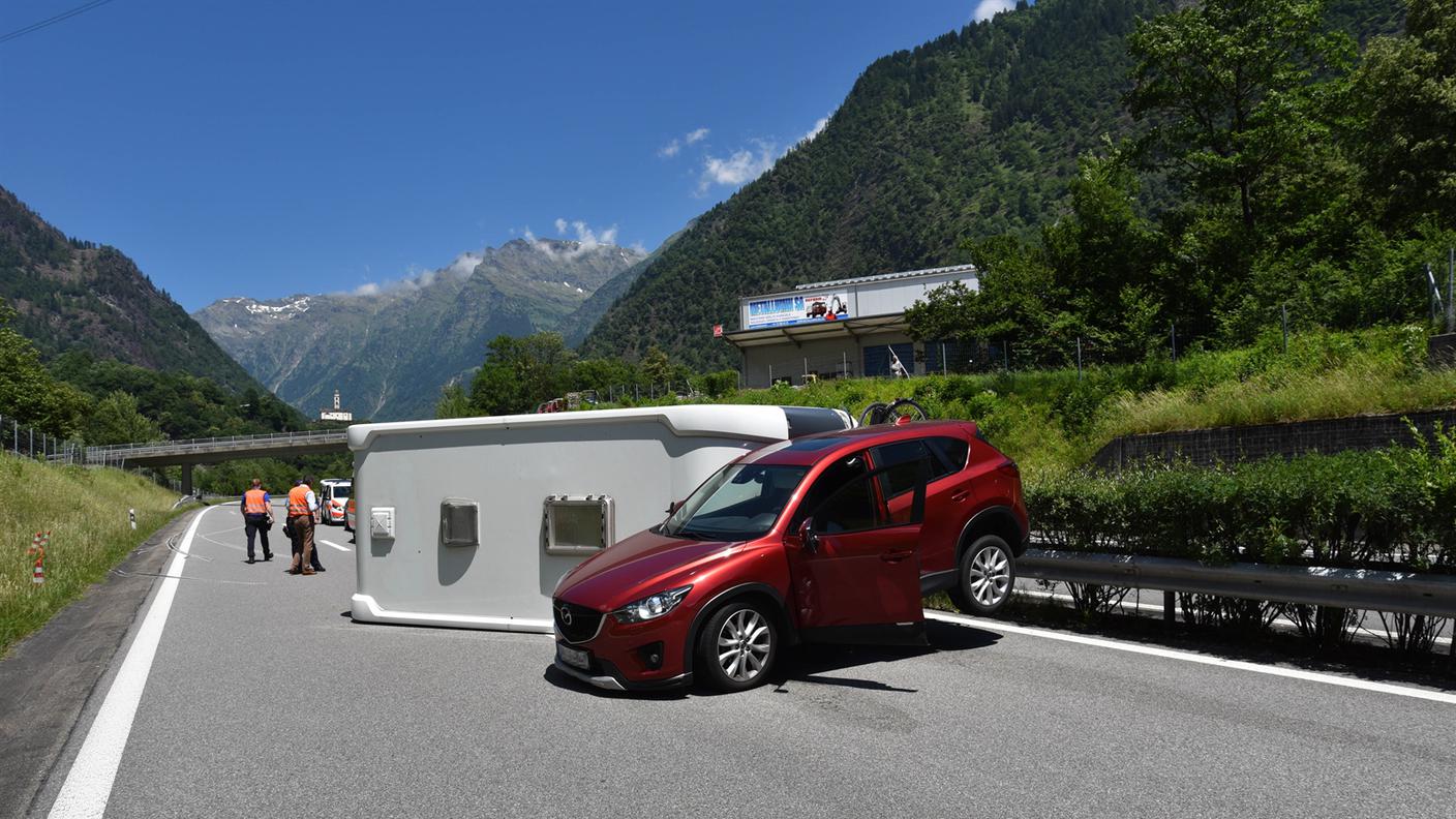 I due occupanti dell'auto sono usciti illesi dall'incidente