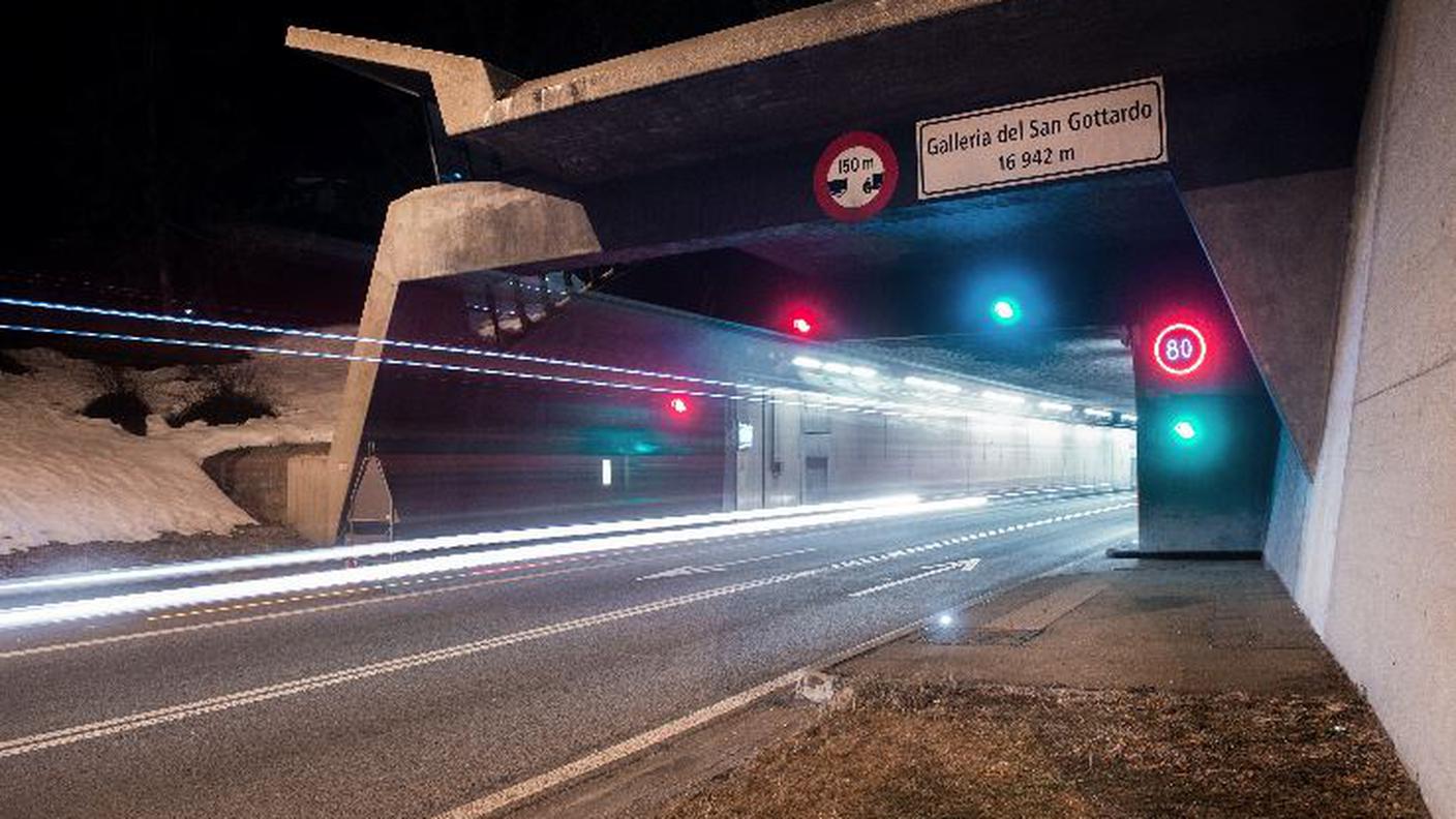 Nel tunnel sorpassi a 130 chilometri orari