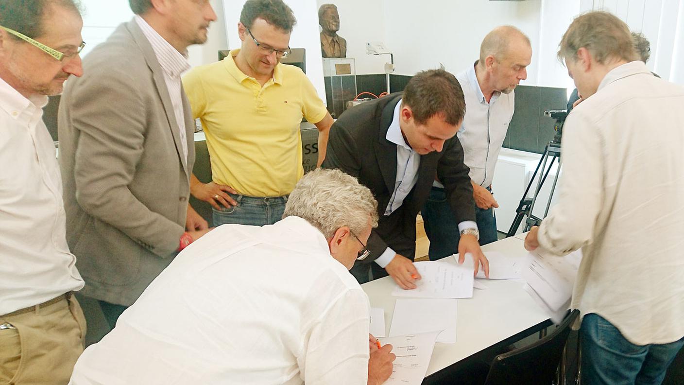 Il momento della firma