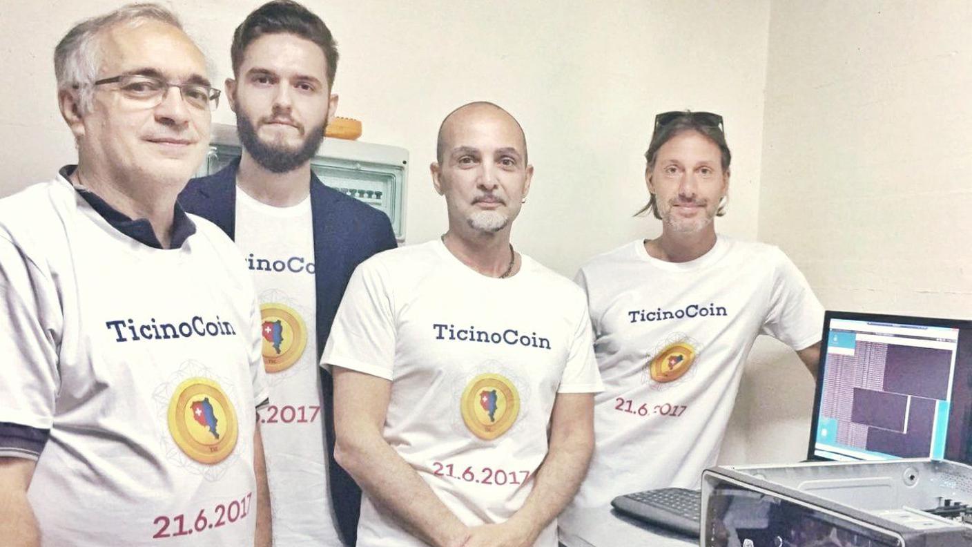 Il team promotore e, a destra, il computer che genera le monete virtuali