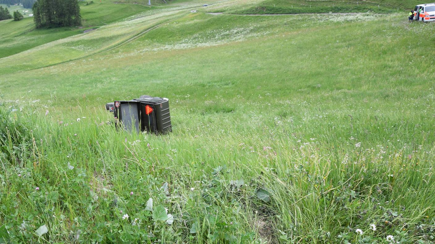 Il piccolo veicolo a quattro ruote si è fermato nel prato