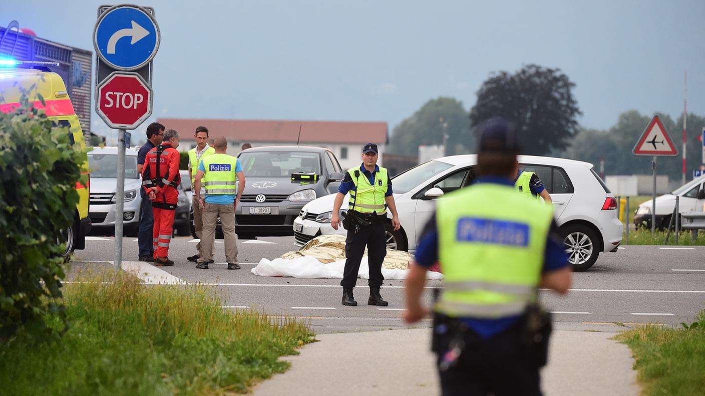 La vittima è precipitata sulla strada cantonale