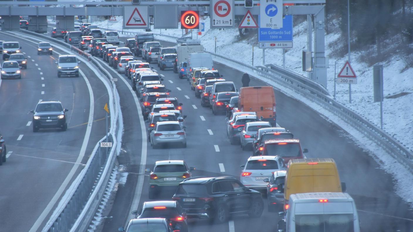 Lunghe code al portale sud della galleria del S. Gottardo
