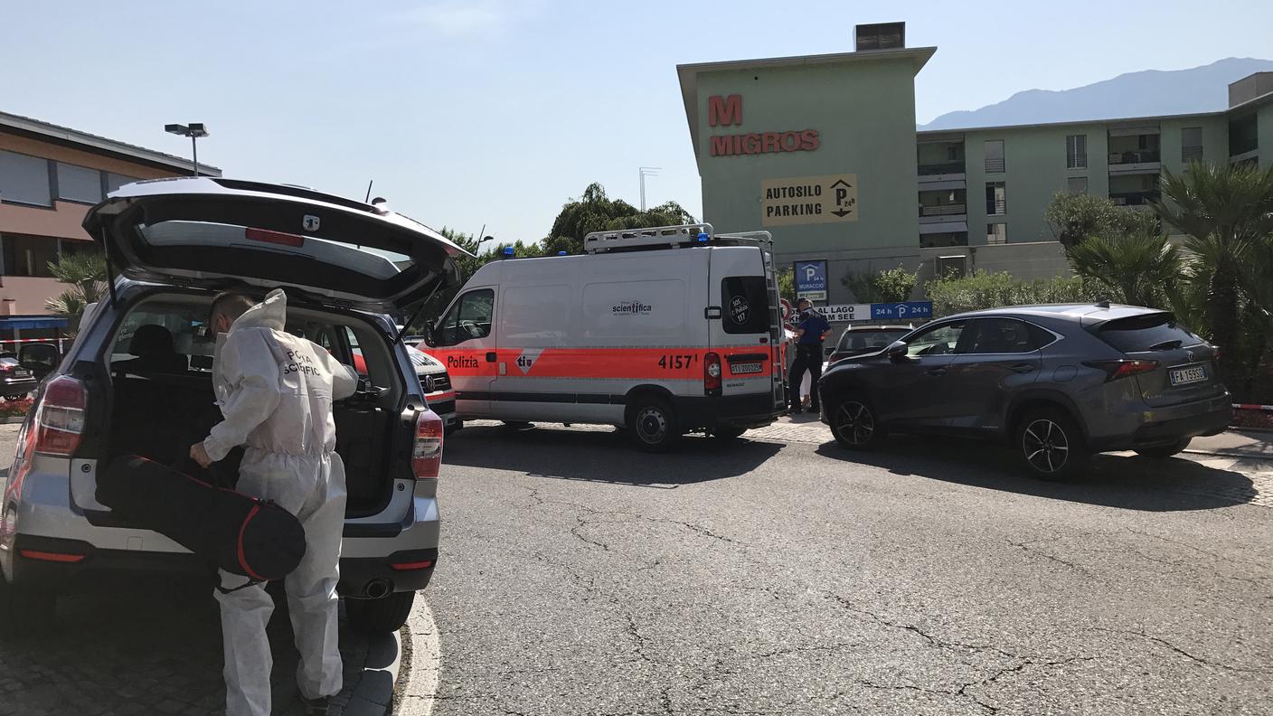Gli inquirenti sono sempre all'opera sul luogo dell'omicidio