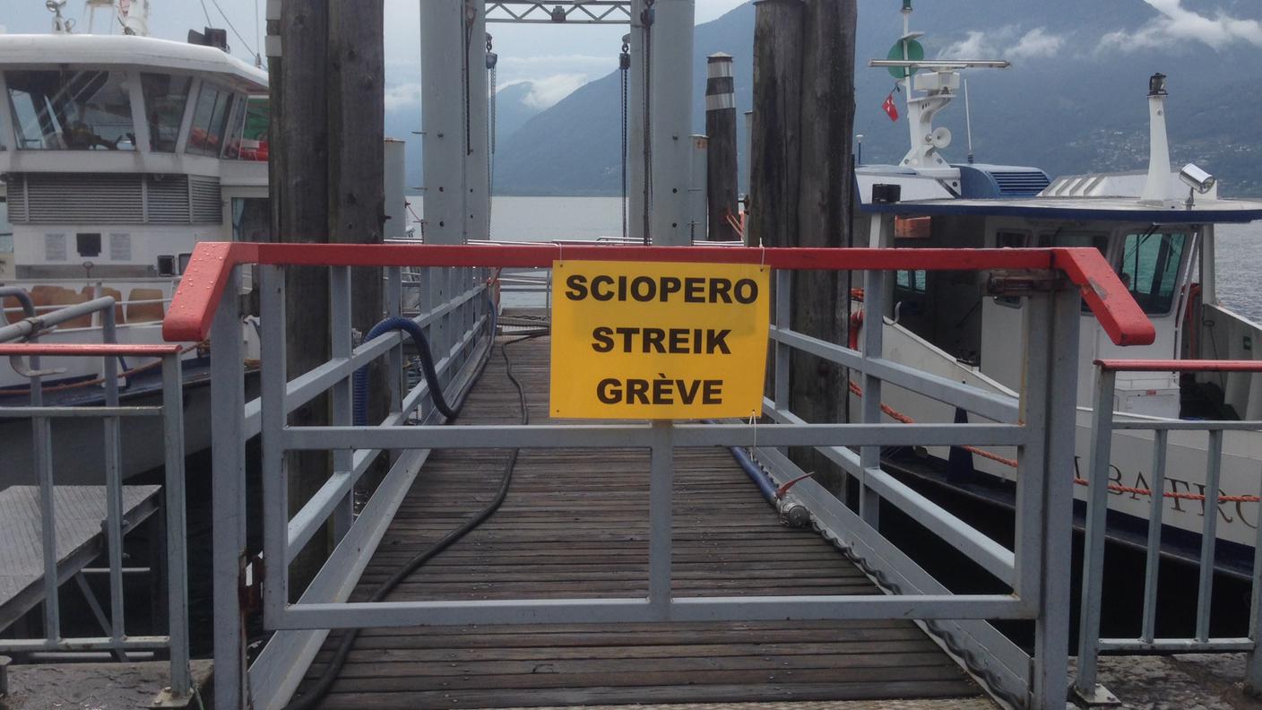 Battelli fermi sul Lago Maggiore