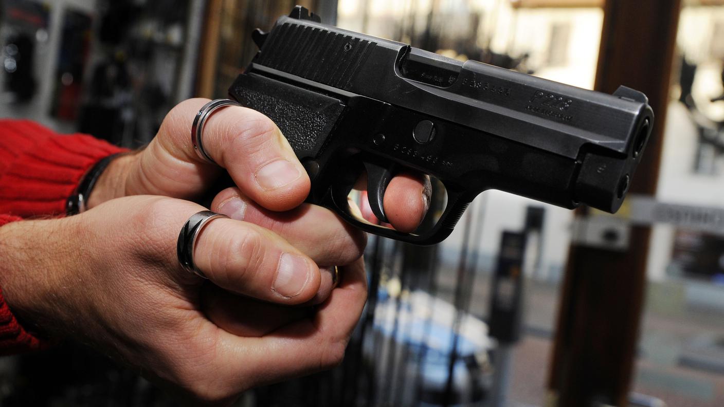 Poliziotti minacciati con una pistola carica