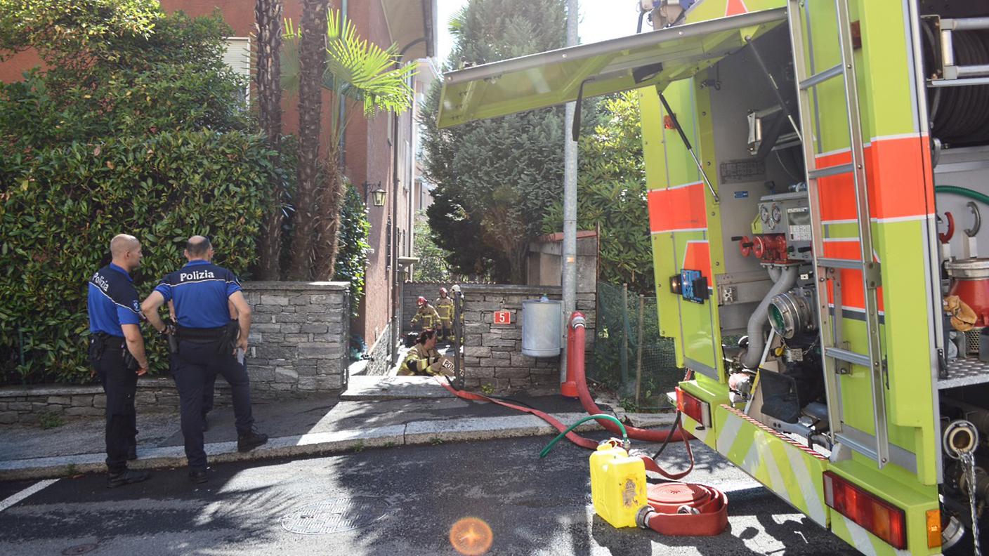 La strada è rimasta temporaneamente chiusa al traffico durante le operazioni