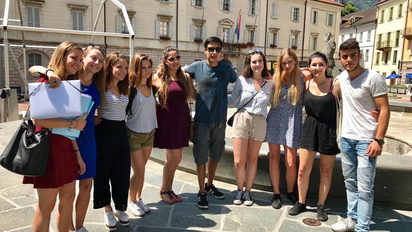 Hasan con gli amici che lo sostengono