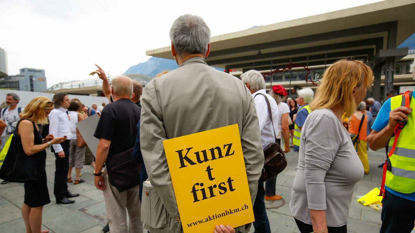 Una manifestazione a favore di Kunz alla direzione del museo