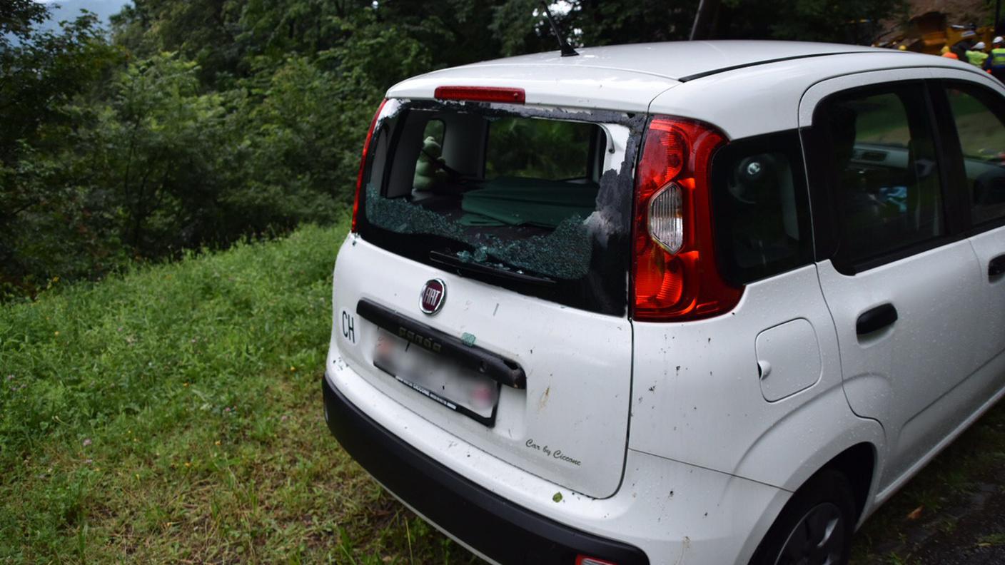 L'auto danneggiata dai sassi che hanno raggiunto Via Tesserete
