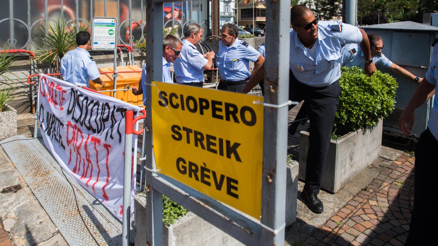 I dipendenti licenziati continuano la protesta