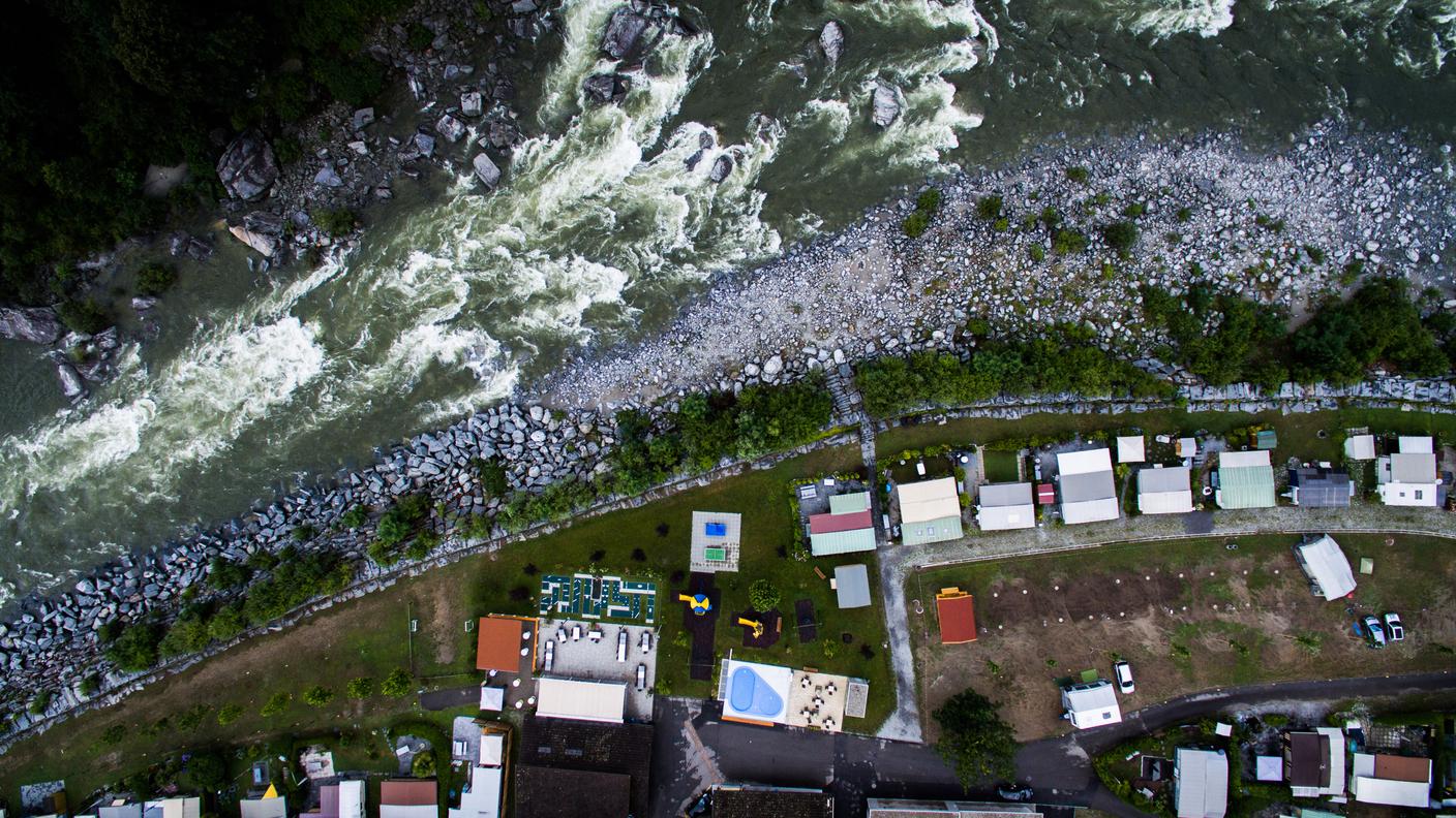 La Maggia ingrossata davanti al campeggio Piccolo Paradiso di Avegno