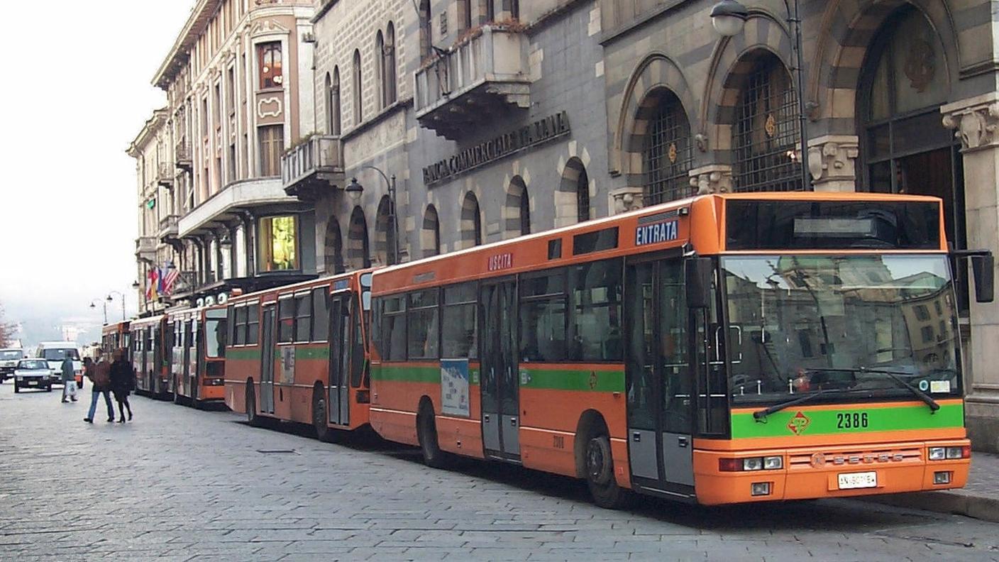 Alcuni mezzi che assicurano il trasporto pubblico nella città lariana