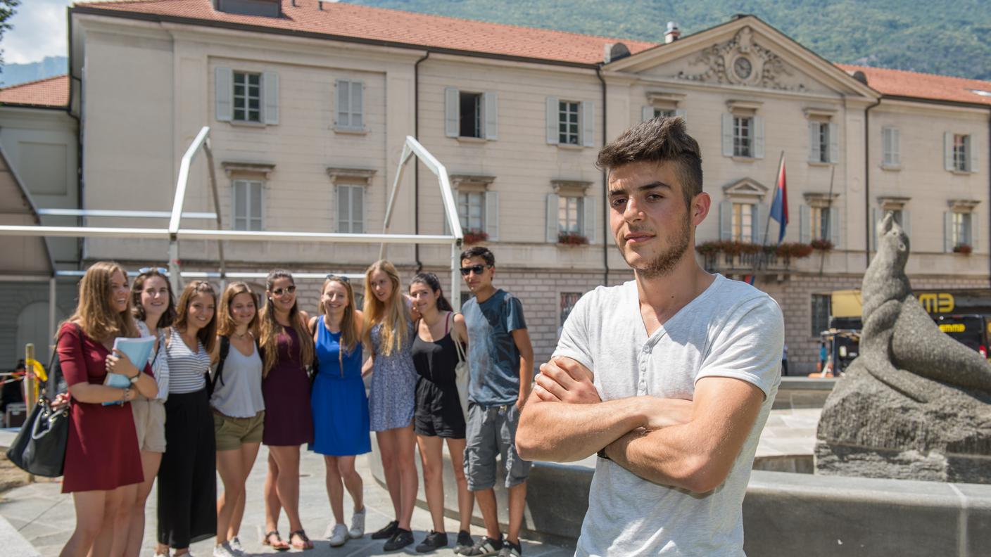 Il maggiore dei fratelli e, sullo sfondo, i liceali ticinesi che si stanno battendo per la sua permanenza in Ticino