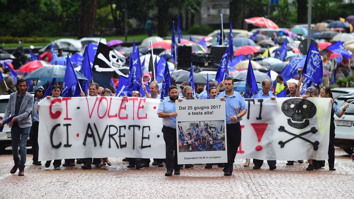 Un'immagine della protesta dei collaboratori di NLM svoltasi sabato a Locarno