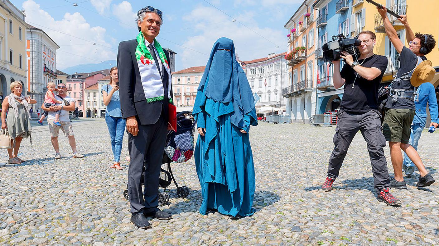 Rachid Nekkaz nel 2016 in Piazza Grande a Locarno con la moglie Nora Illi