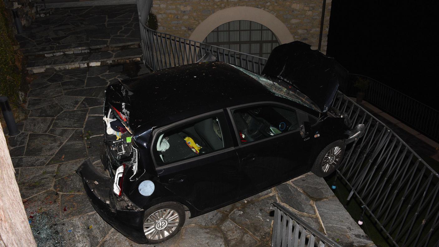 L'auto ha improvvisamente sbandato