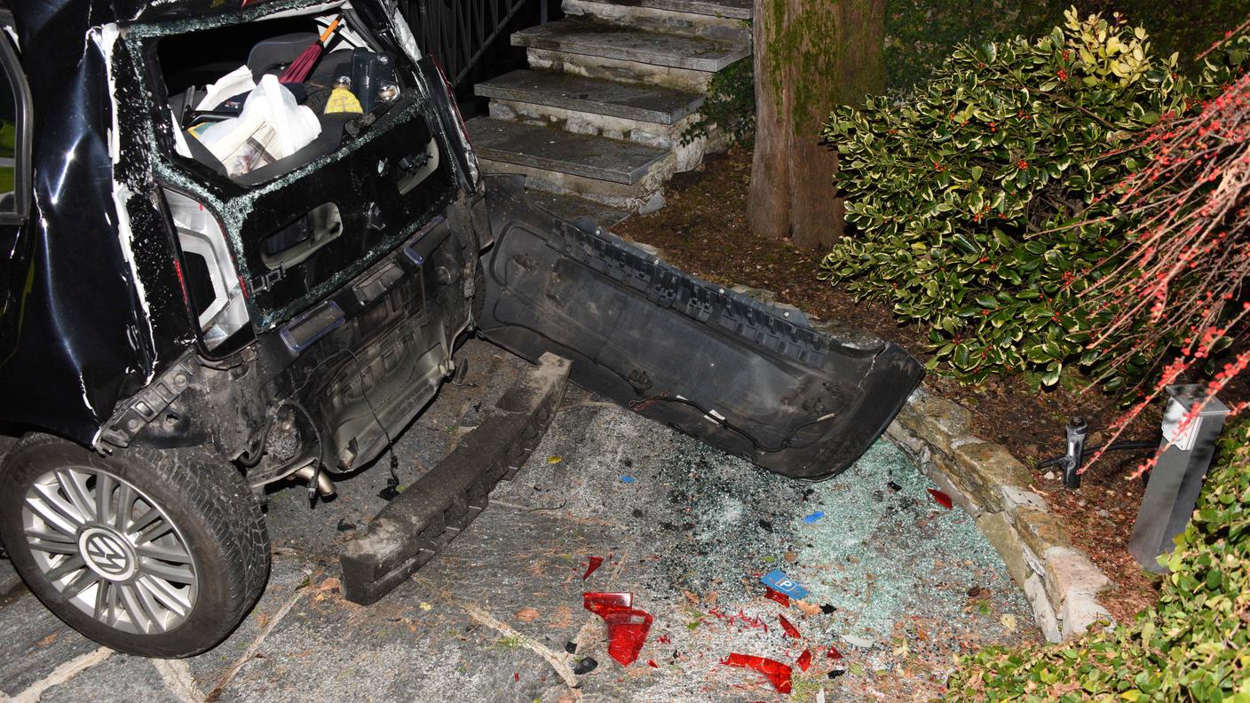 L'auto è volata in un giardino