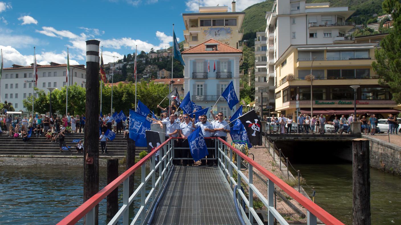 Braccia incorciate sul pontile