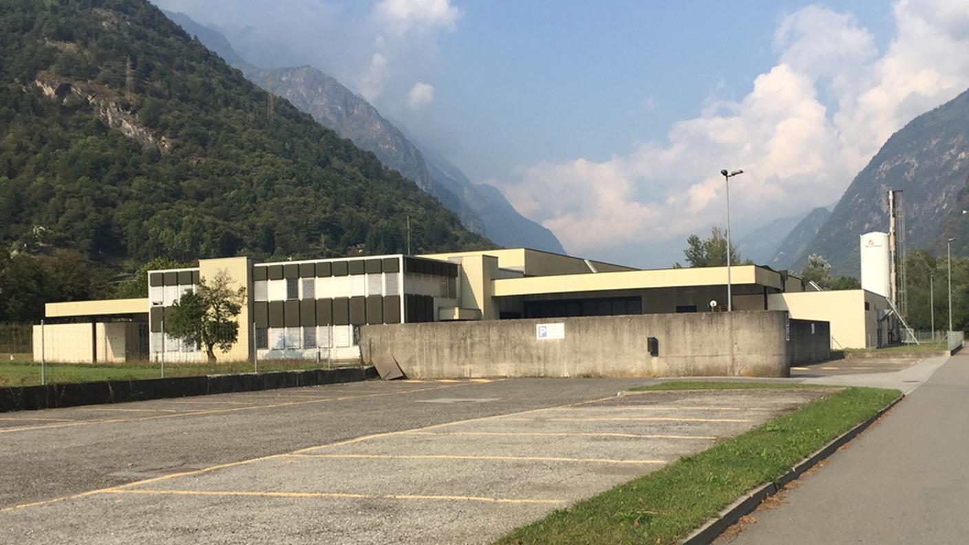 Lo stabile  ex Kiwi a fianco dell'A13