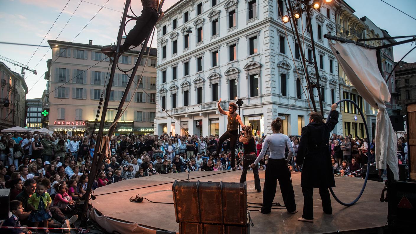 Salti mortali per avere la piazza piena di gente