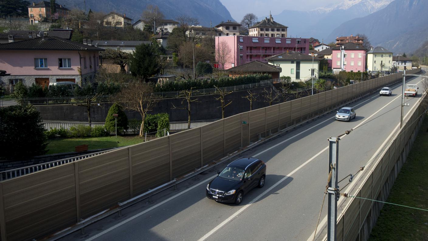 Lo smottamento è avvenuto all'imbocco sud della galleria che ha eliminato il traffico in paese
