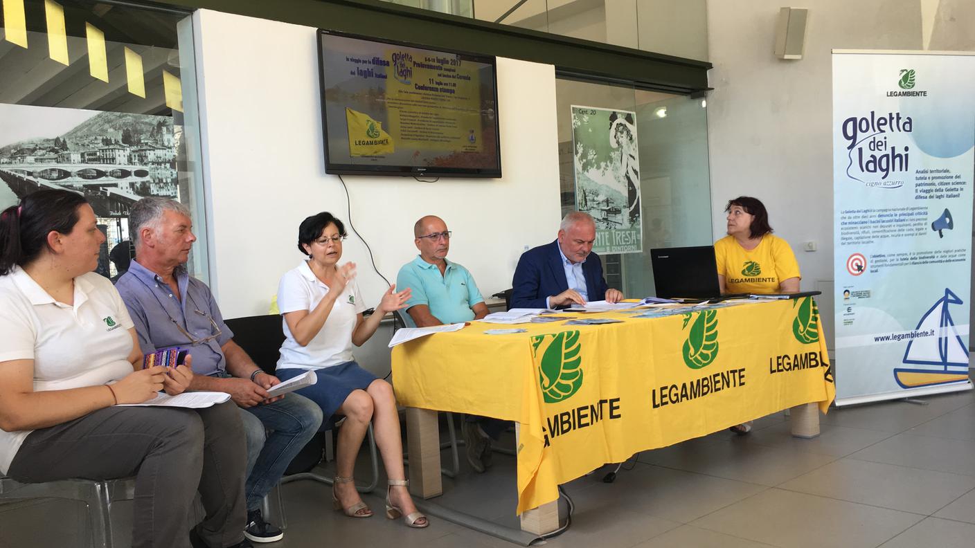 I rappresentanti di Lega Ambiente durante la presentazione dei risultati a Lavena Ponte Tresa