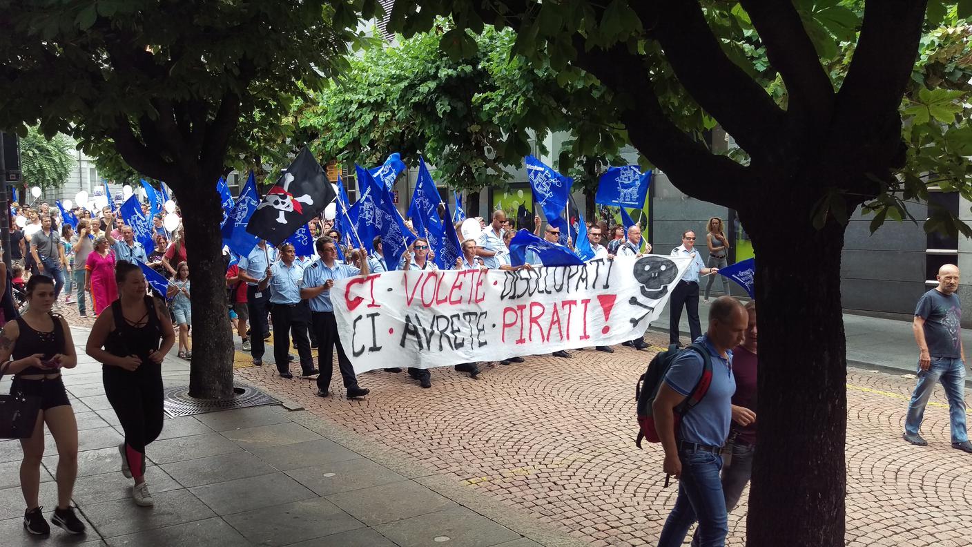 Il corteo su viale stazione a Bellinzona