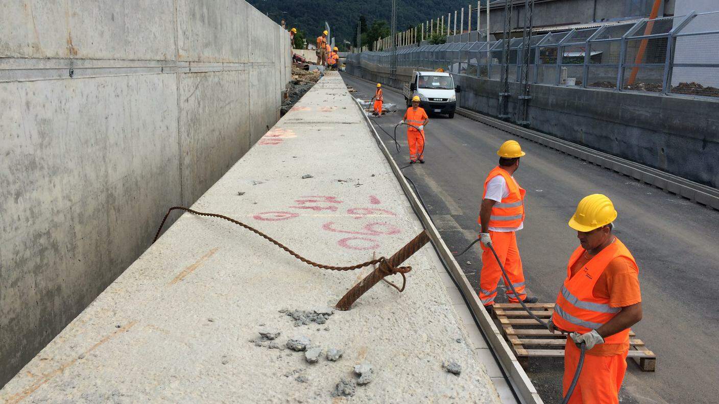 Gli operai impegnati nella costruzione dell'attraversamento di Induno Olona