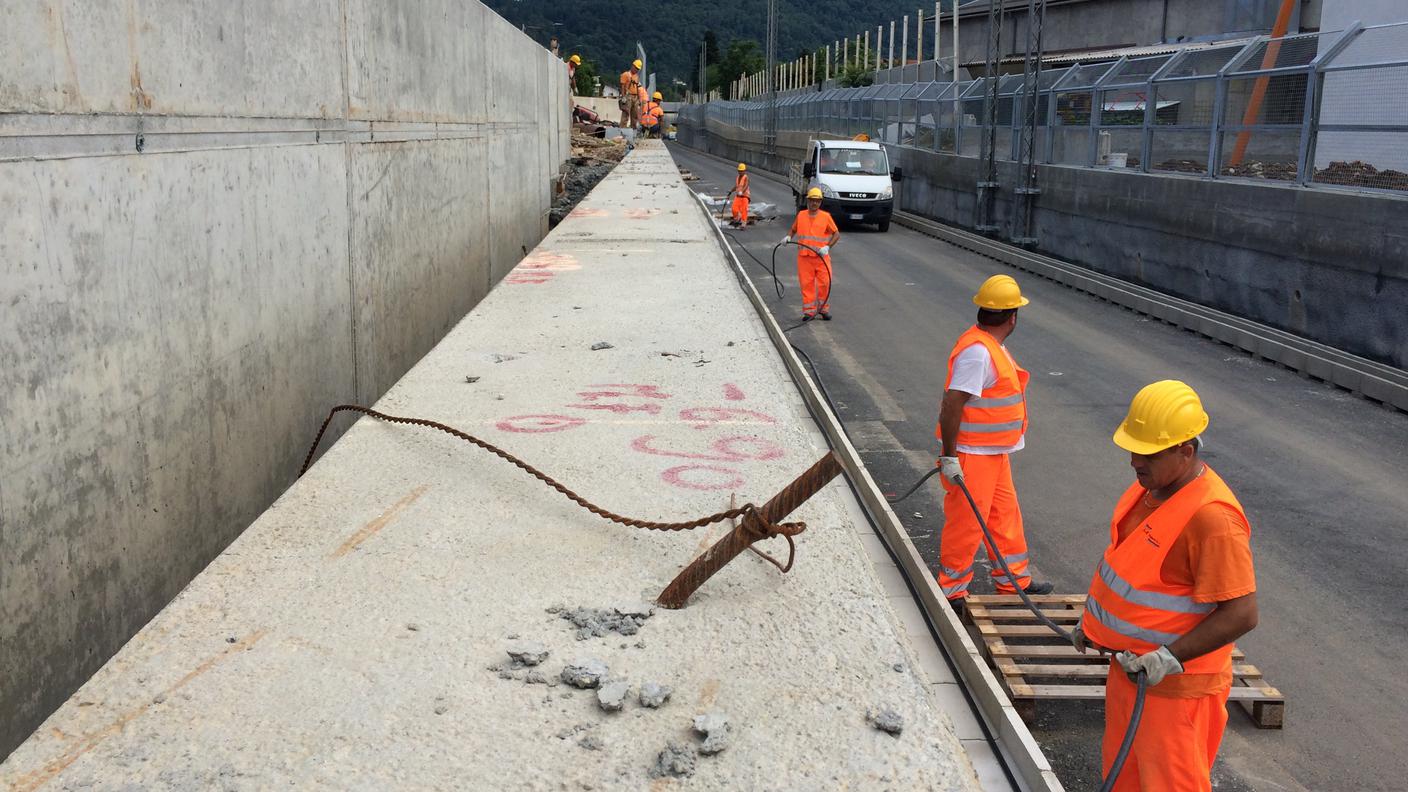 Gli operai impegnati nella costruzione dell'attraversamento di Induno Olona