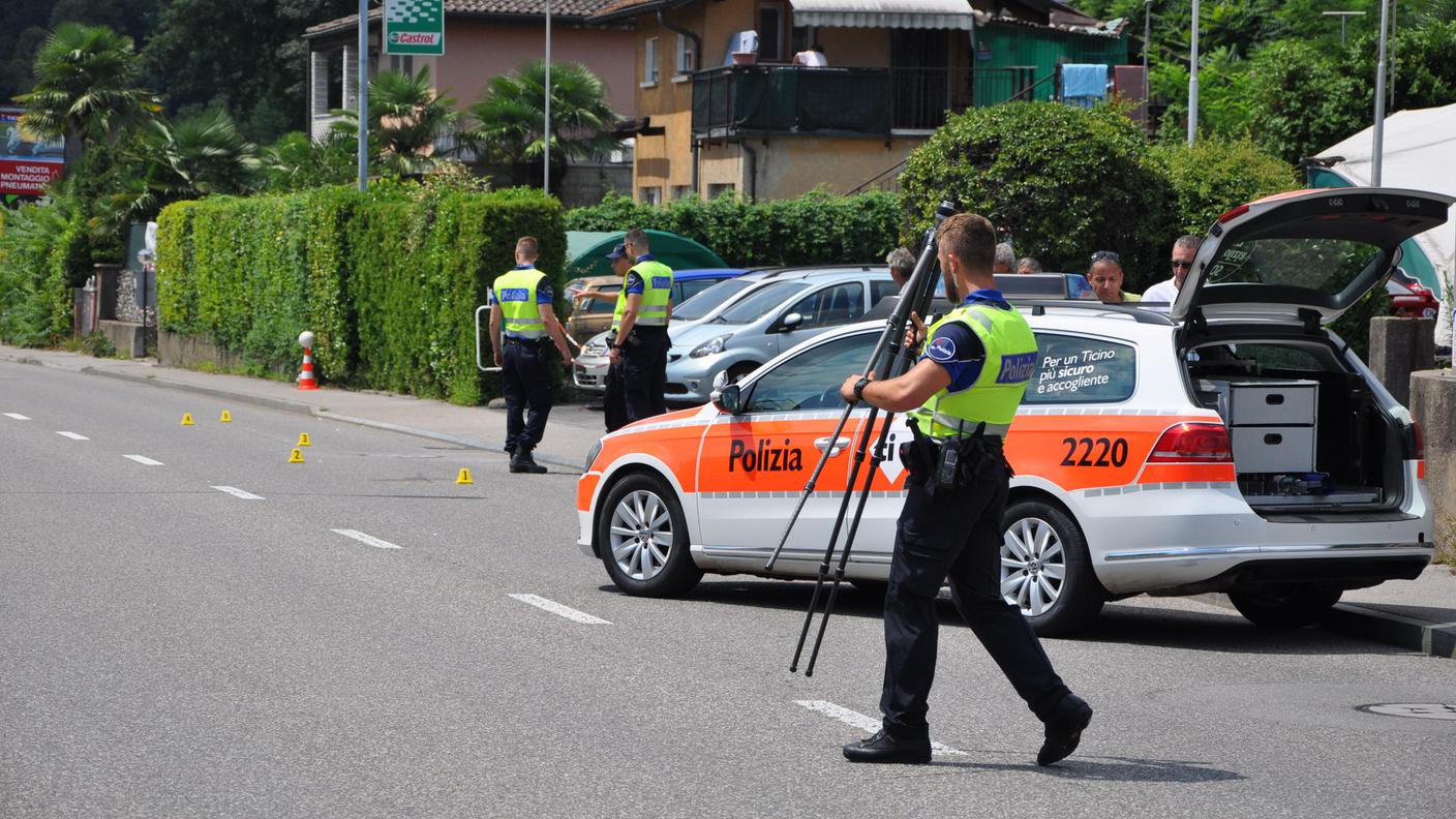 I rilievi della polizia sul luogo dell'incidente