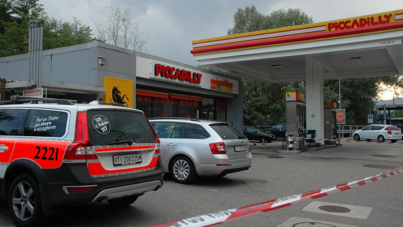 L'uomo avrebbe rapinato il distributore settimana scorsa