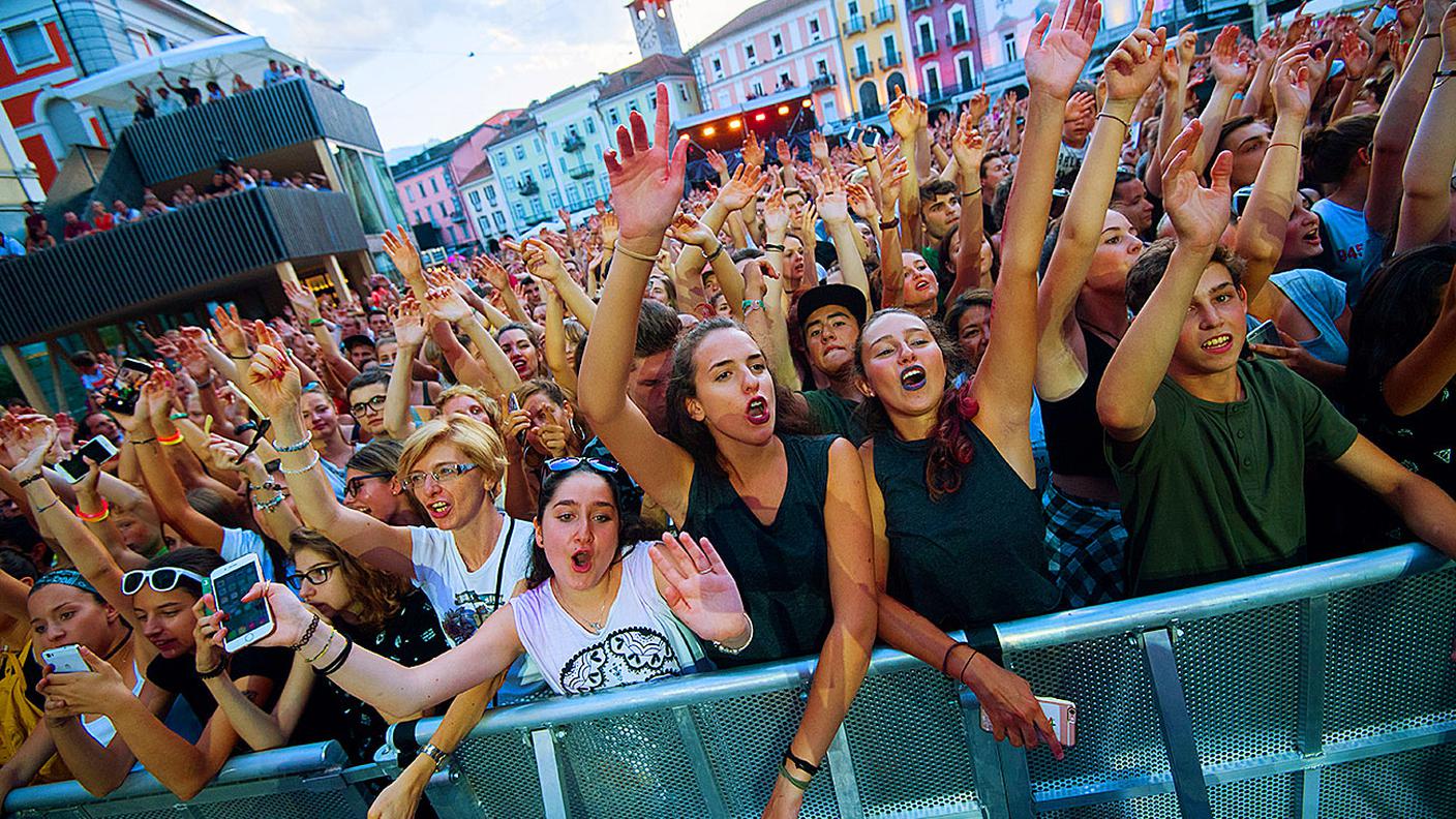 Un pubblico scatenato in Piazza Grande