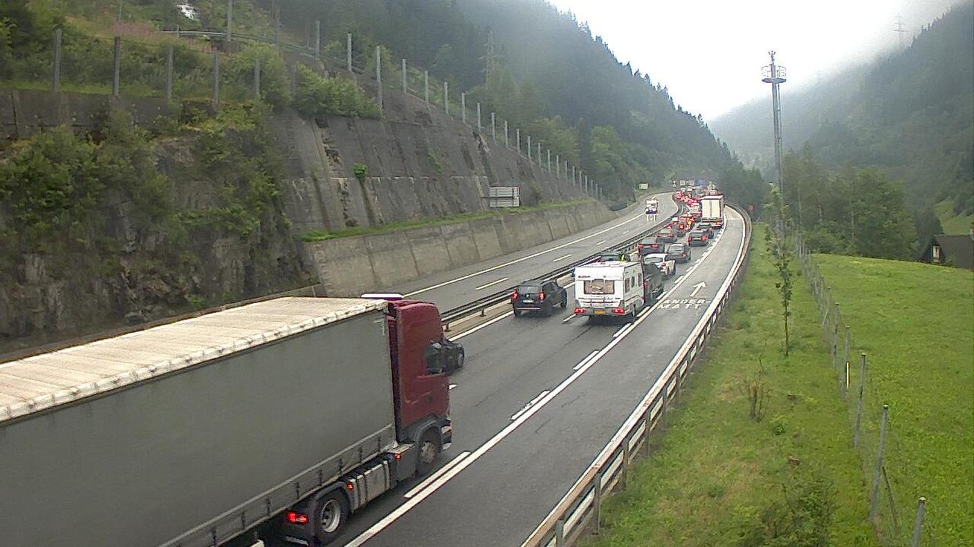 Lunghe code al portale nord del San Gottardo