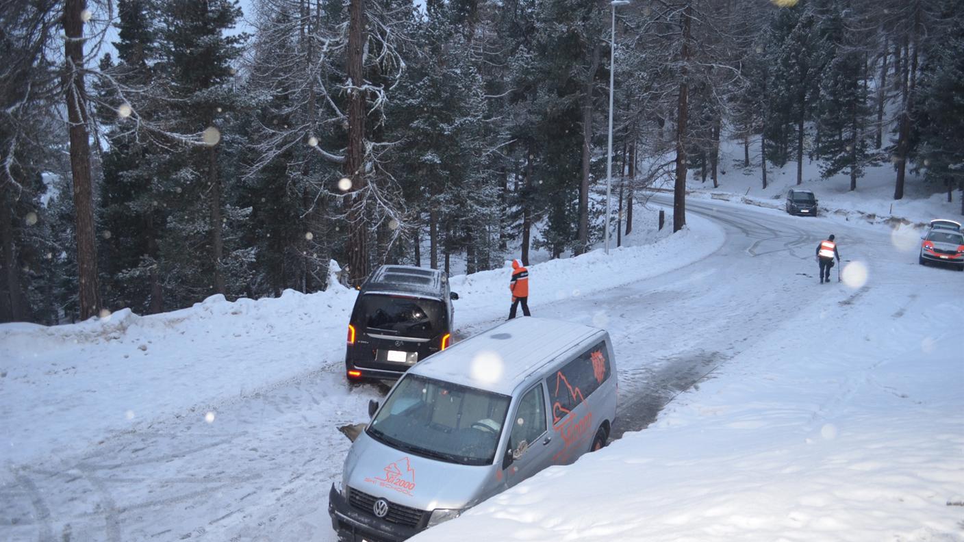 A St. Moritz un 32enne ha perso il controllo dell'auto a causa della neve presente sulla strada