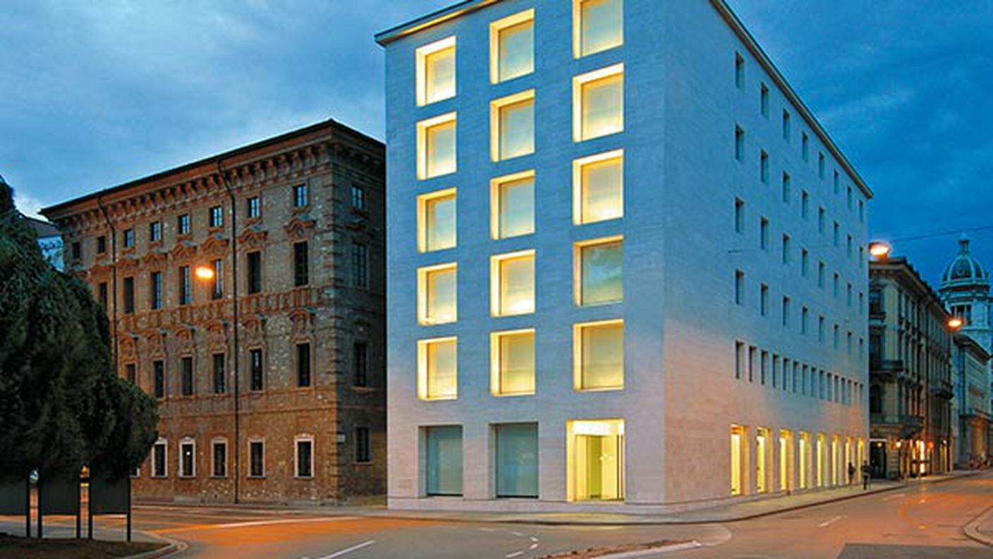 Lo storico Palazzo Riva e il moderno Palazzo sempre noto come BSI