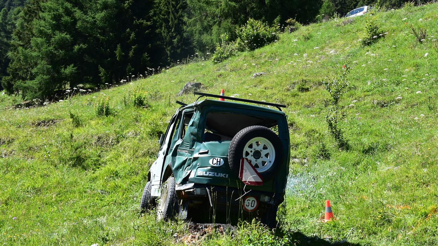 La vettura distrutta finita nel burrone lunedì nei Grigioni