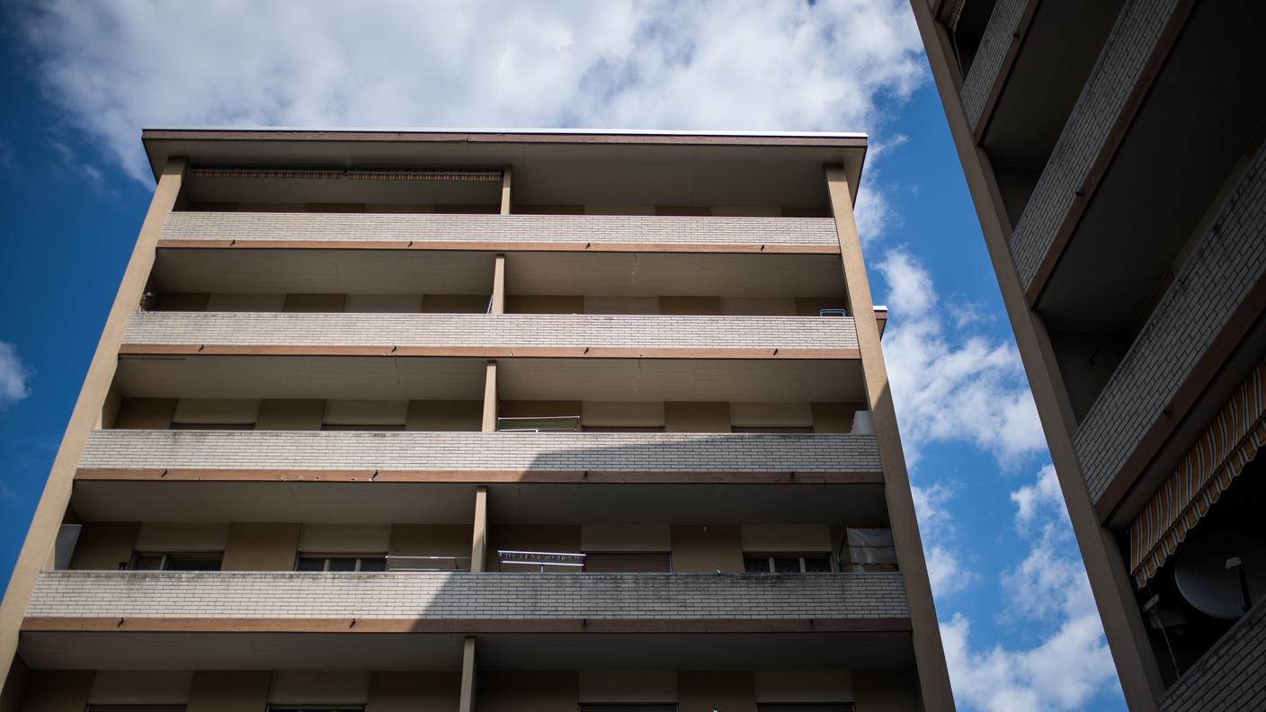 La donna è precipitata dal quinto piano di un palazzo in Via San Gottardo