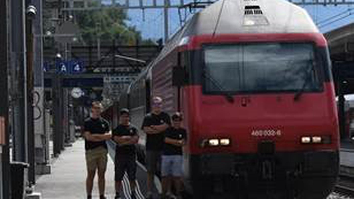 Il Guinness ammetterebbe anche taxi e aereo, ma loro ce la faranno con treno e bus