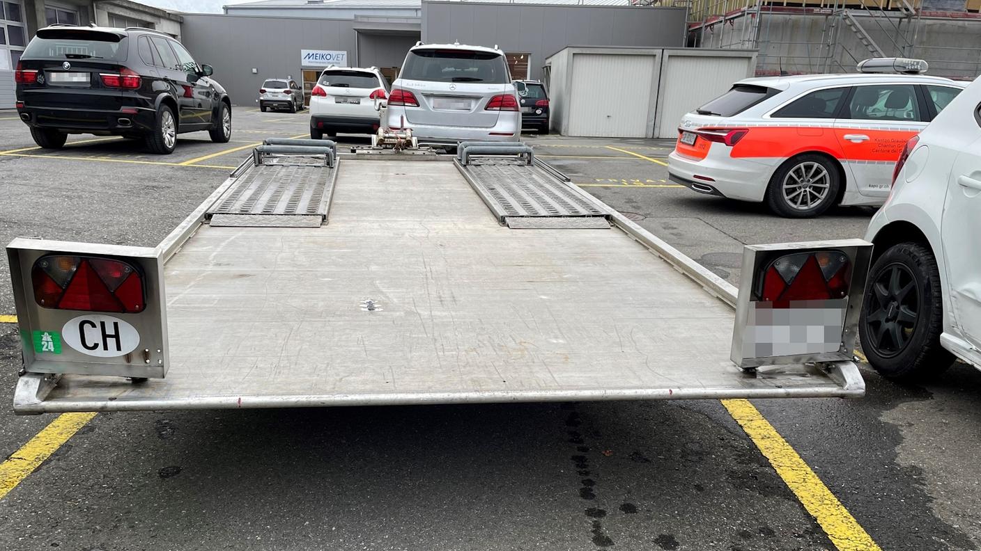 Il rimorchio che si è staccato da un furgone che circolava sull'autostrada A13