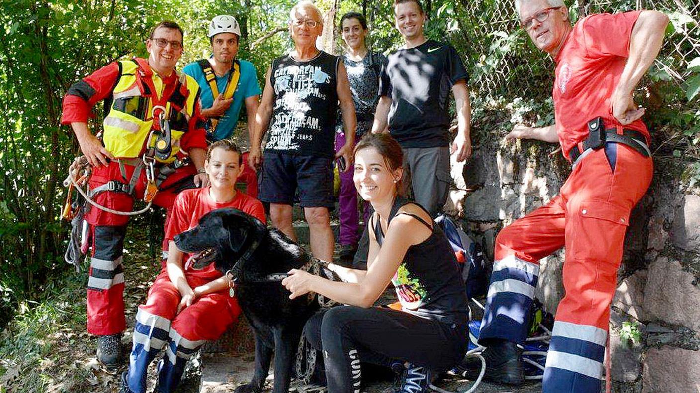Nene, labrador di 8 anni, con i padroni e il gruppo della protezione animali che l'ha salvato