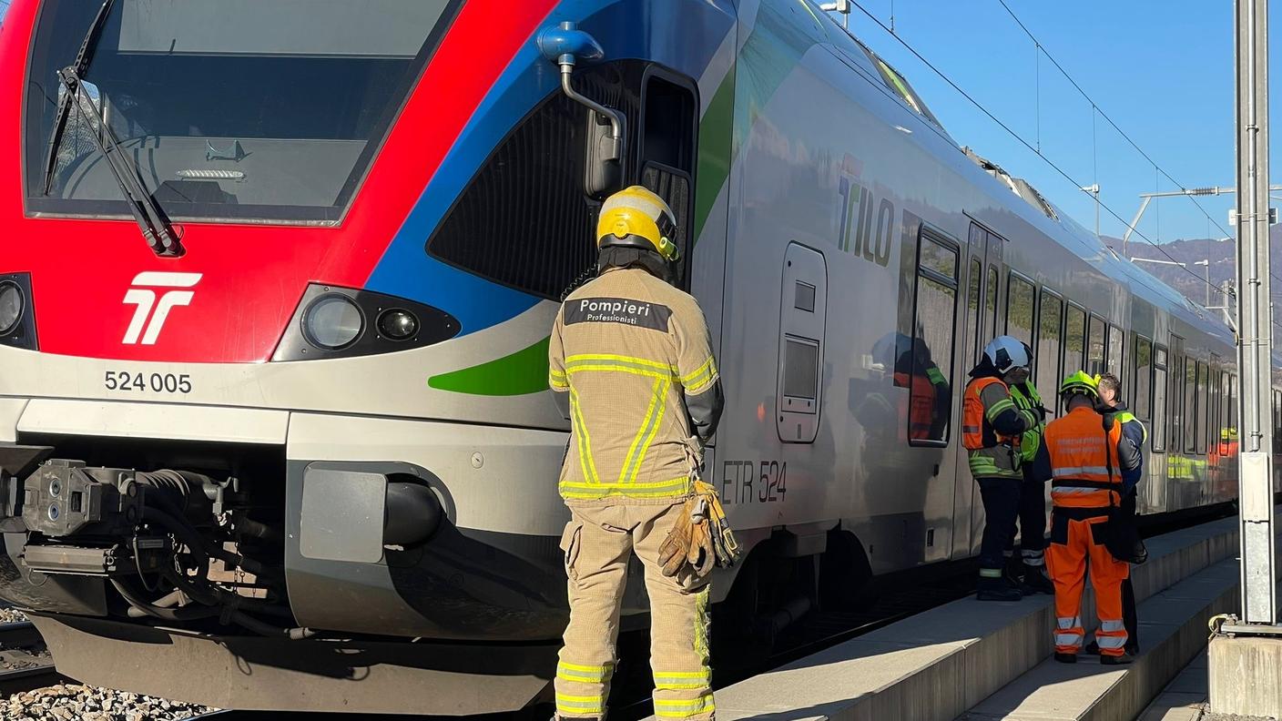 Il treno fermo dopo l'intervento dei pompieri per il fumo segnalato a bordo sabato pomeriggio