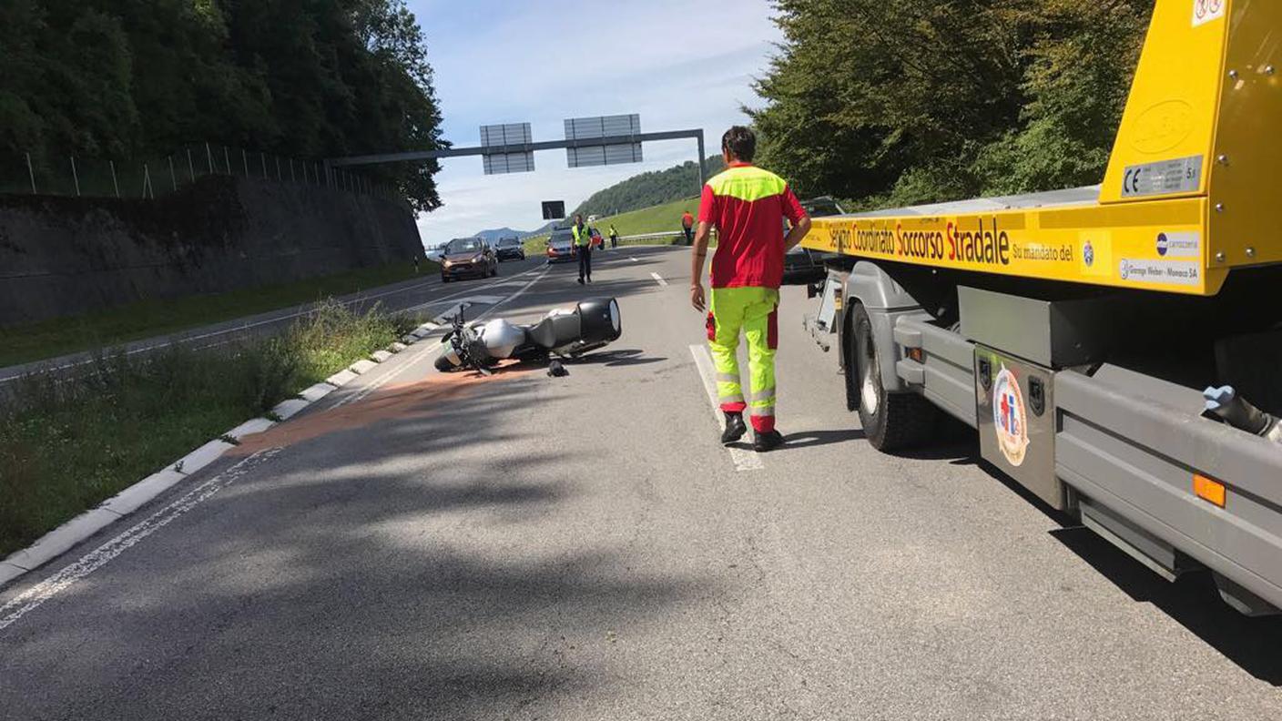 La moto a terra dopo l'incidente