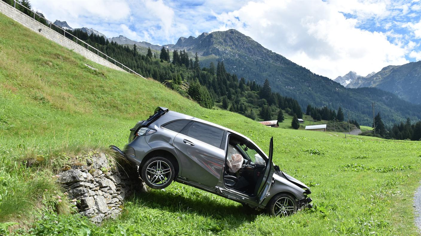 L'auto distrutta una ventina di metri sotto la strada