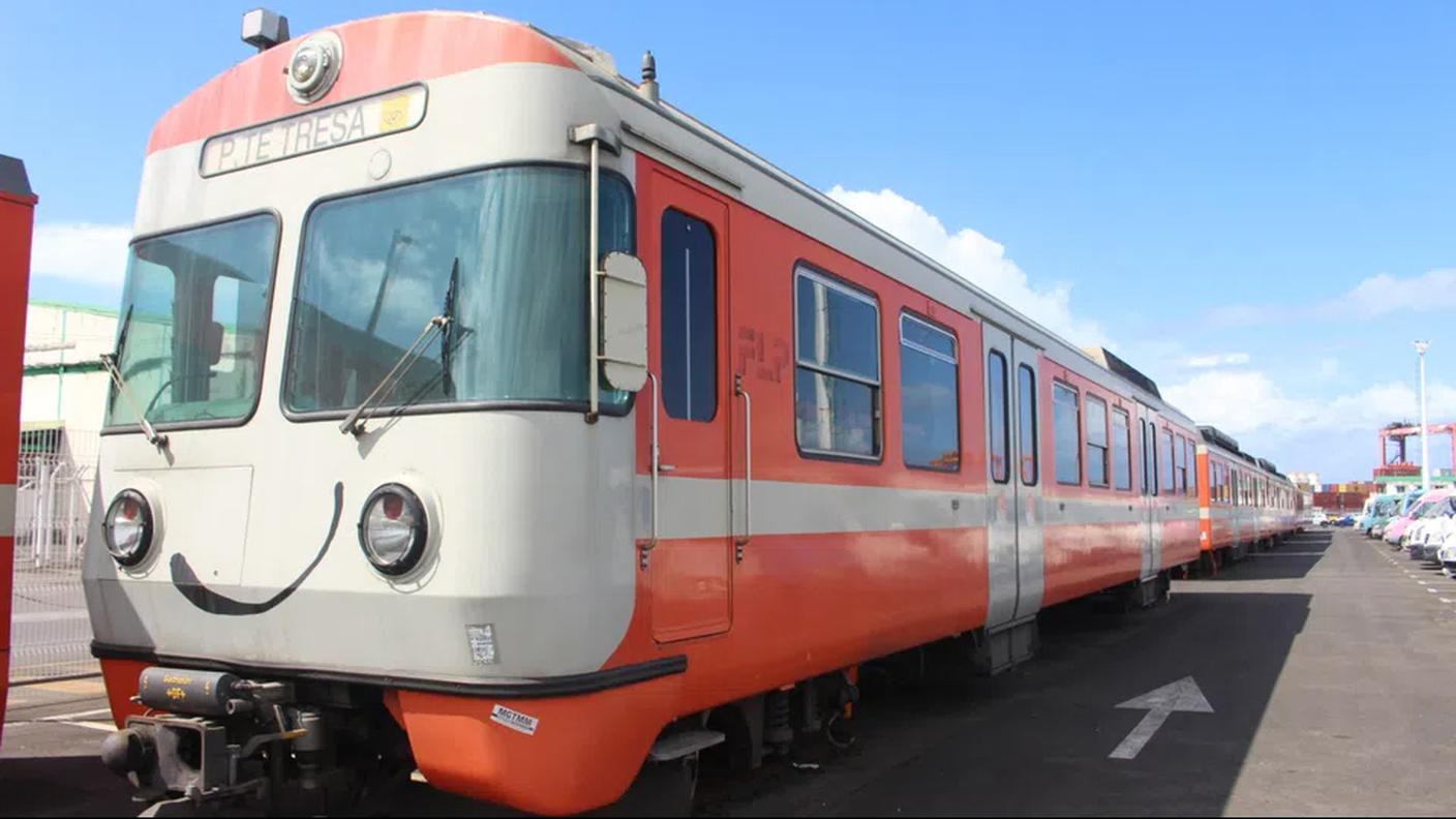 Un vecchio treno FLP parcheggiato in un porto del Madagascar nel maggio del 2023