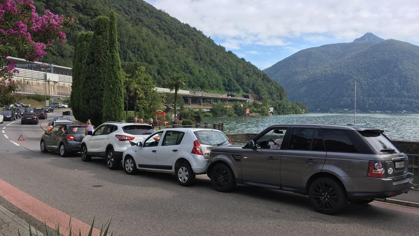 Le vetture tamponatesi sulla strada cantonale a Bissone venerdì