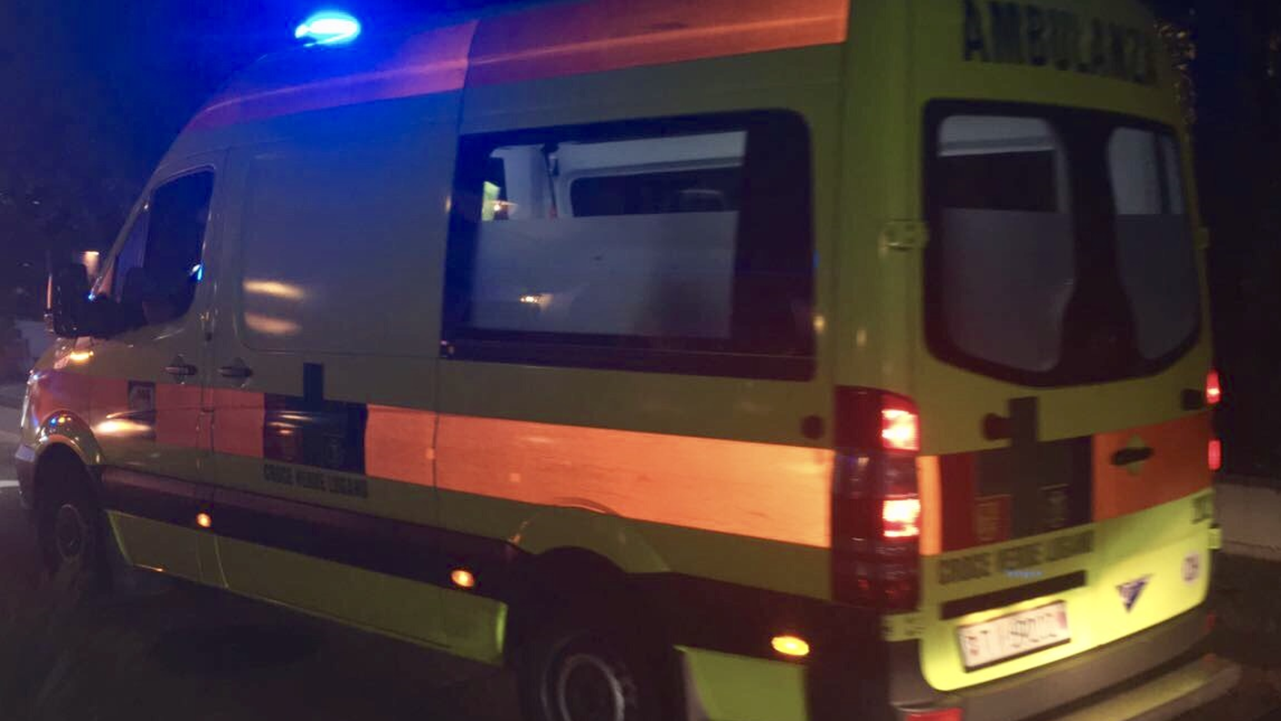 Una delle ambulanze giunte sul posto per le operazioni di soccorso