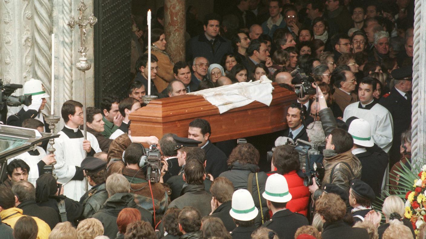 L'uscita della bara di don Beretta dal Duomo di Como il 24 gennaio 1999