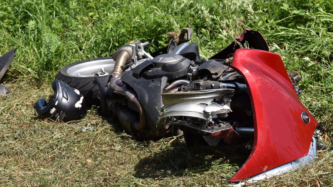 La moto ha finito la sua corsa nel prato